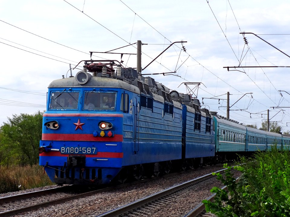 ВЛ80С-587,_Казахстан,_Карагандинская_область,_перегон_Жана_Караганды_-_Майкудук_(Trainpix_141980)