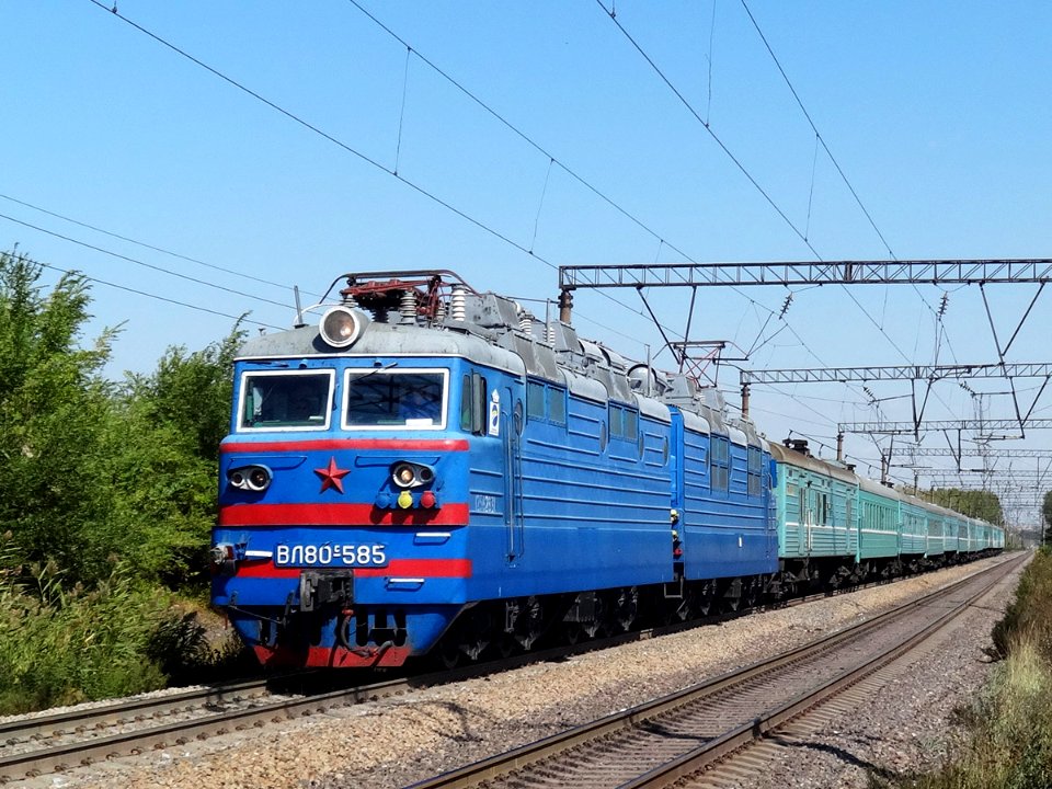ВЛ80С-585,_Казахстан,_Карагандинская_область,_перегон_Жана_Караганды_-_Майкудук_(Trainpix_142207)