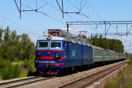 ВЛ80С-585,_Казахстан,_Карагандинская_область,_перегон_Жана_Караганды_-_Майкудук_(Trainpix_201344)