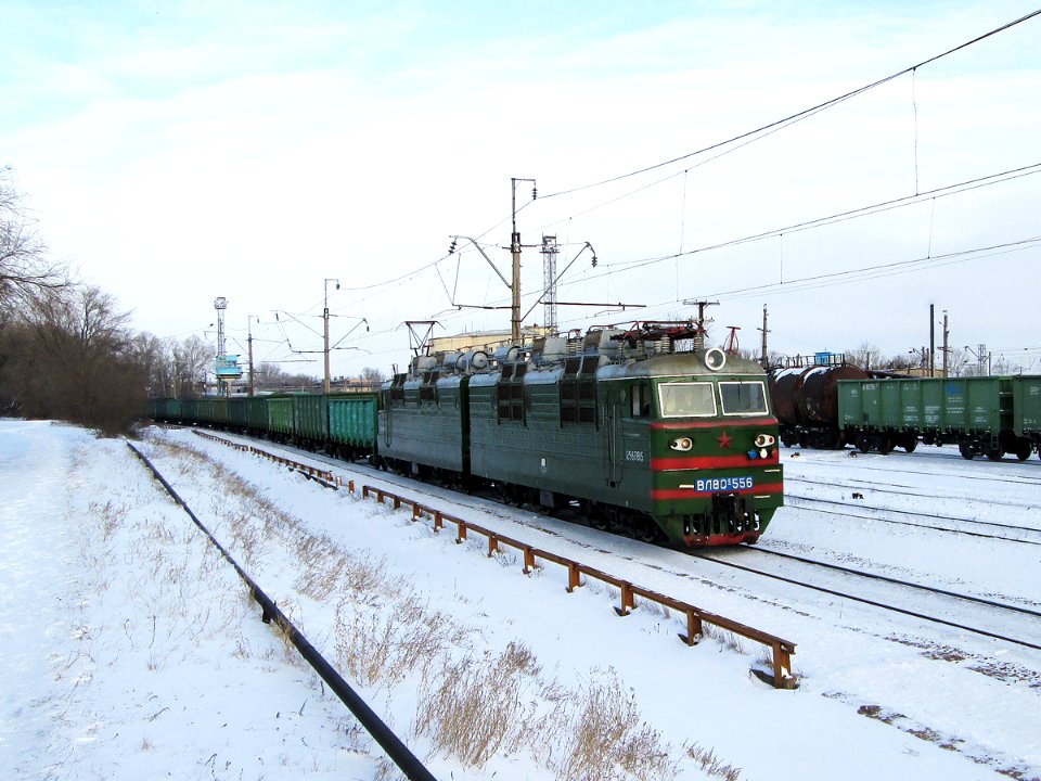ВЛ80С-556,_Kazakhstan,_Karaganda_region,_Karaganda-Sorting_station_(Trainpix_86075)