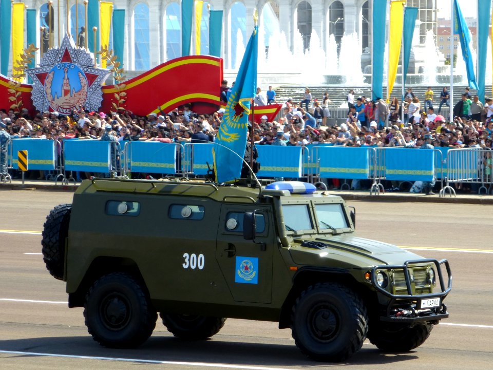 ГАЗ-2330_Тигр_на_военном_параде_в_Астане_7_мая_2015_года