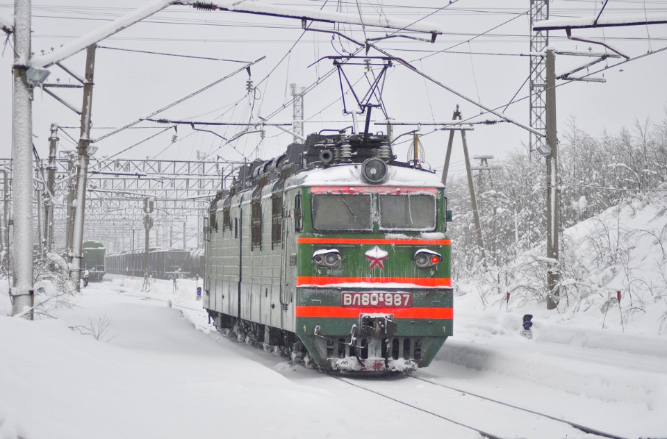 ВЛ80Т-987,_Россия,_Мурманская_область,_станция_Айкувен_(Trainpix_156532)