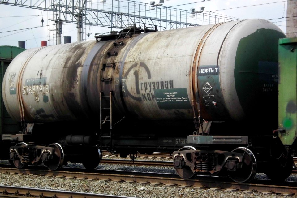 Вагон-цистерна_для_нефти_и_тёмных_нефтепродуктов_f019