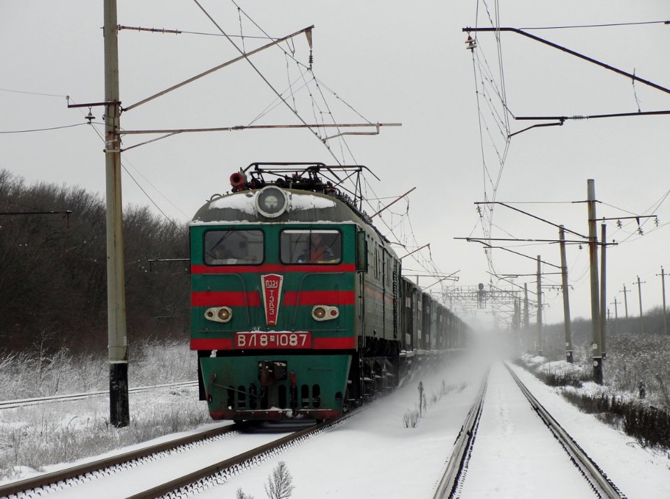 ВЛ8-1087,_Украина,_Донецкая_область,_перегон_Иловайск_-_Харцызск_(Trainpix_214971)