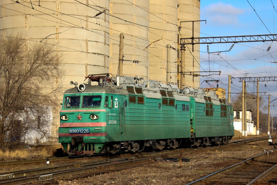 ВЛ80Т-1226,_Казахстан,_Карагандинская_область,_станция_Караганда-Сортировочная_(Trainpix_209943)