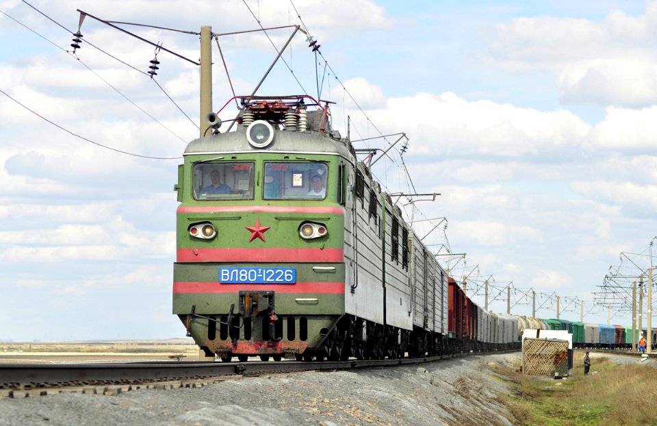 ВЛ80Т-1226,_Казахстан,_Акмолинская_область,_перегон_Васильковка_-_Карагай_(Trainpix_161284)