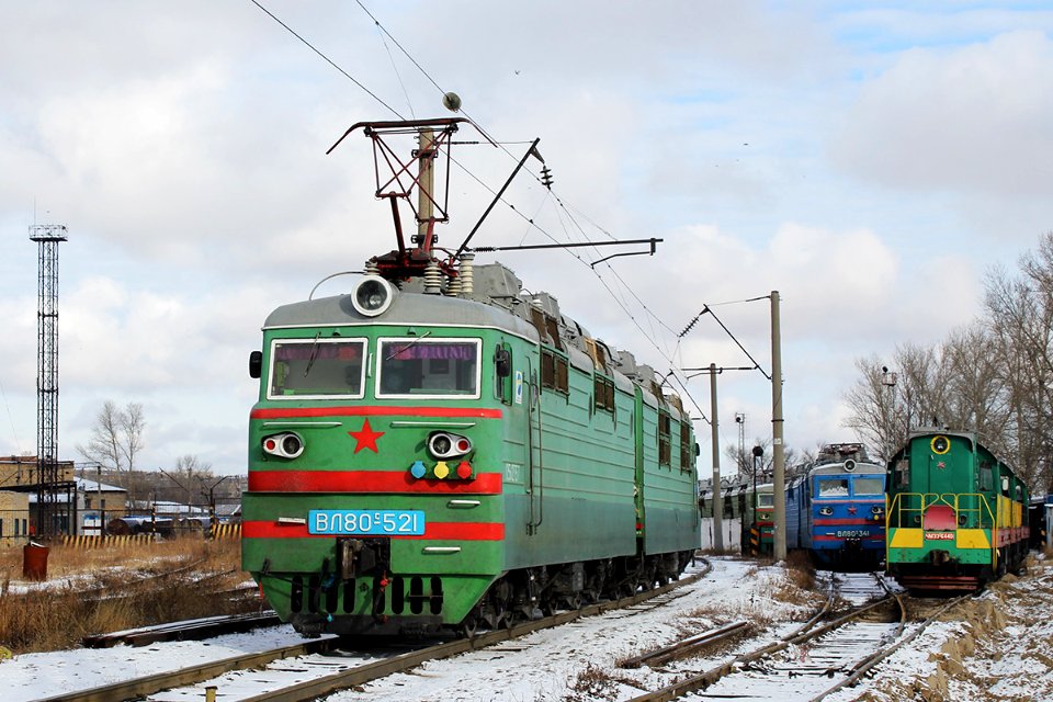 ВЛ80С-521_и_ЧМЭ3Т-6440,_Kazakhstan,_Karaganda_region,_Karaganda_depot_(Trainpix_147096)