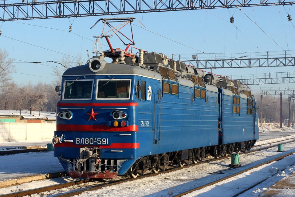 ВЛ80С-591,_Kazakhstan,_Karaganda_region,_Karaganda-Passenger_station_(Trainpix_149396)