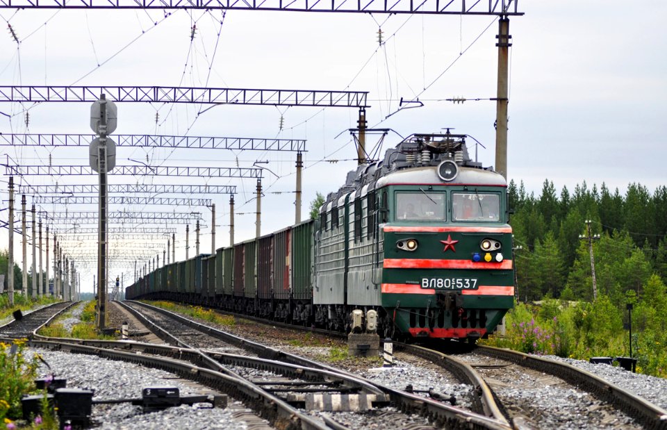 ВЛ80С-537,_Россия,_Карелия,_разъезд_Шижня_(Trainpix_169882)