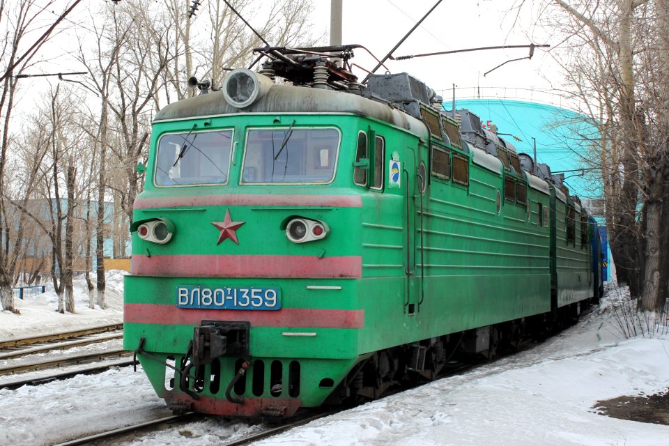 ВЛ80Т-1359,_Казахстан,_Карагандинская_область,_депо_Караганда-Сортировочная_(Trainpix_156862)