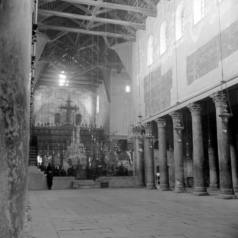 Ínterieur_van_de_Geboortekerk_in_Bethlehem,_Bestanddeelnr_255-5482