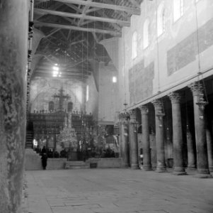 Ínterieur_van_de_Geboortekerk_in_Bethlehem,_Bestanddeelnr_255-5482
