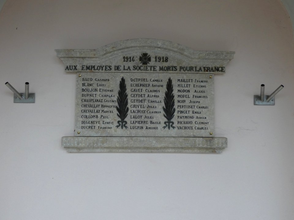 Évians-les-Bains_-_Buvette_Cachat_-_Monument_aux_morts_-_Plaque