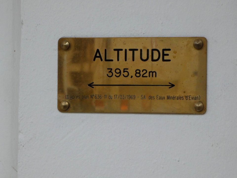 Évians-les-Bains_-_Buvette_Cachat_-_Monument_aux_morts_-_Plaque_d'altitude