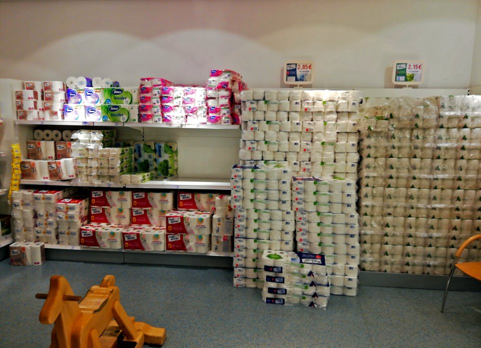 Überbevorratung_Toilettenpapier_Drogeriemarkt_Januar_2021_Goettingen