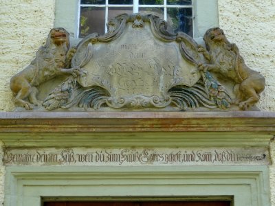 Über_dem_Eingang_zur_Kirche_in_Niederroßla