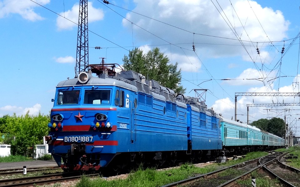 ВЛ80С-1887,_Kazakhstan,_Karaganda_region,_Karaganda-Sorting_station_(Trainpix_133887)