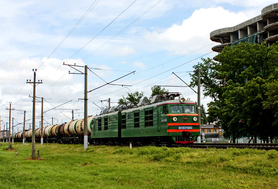 ВЛ80К-680,_Россия,_Краснодарский_край,_перегон_Краснодар-Сортировочный_-_Краснодар-I_(Trainpix_164977)