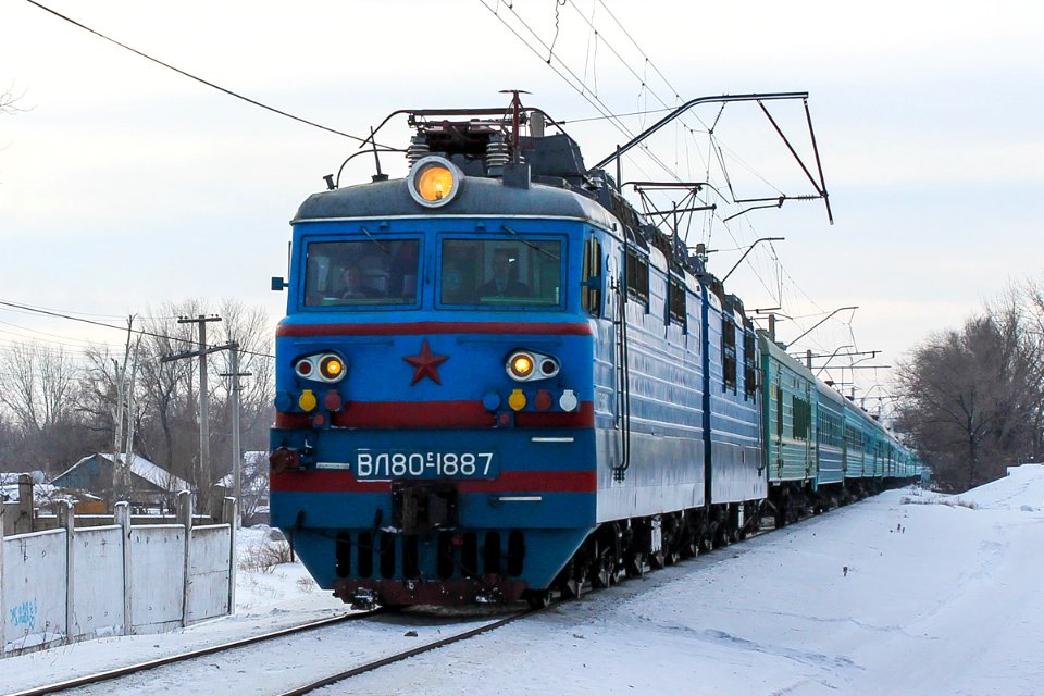 ВЛ80С-1887,_Kazakhstan,_Karaganda_region,_Karaganda-Sorting_station_(Trainpix_152668)