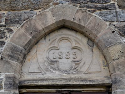 Über_dem_Eingang_der_Kirche_in_Mellenbach