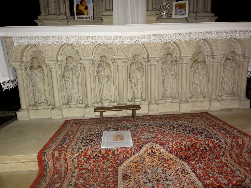Étréaupont_(Aisne)_Église_Saint-Martin,_grand_autel,_statues_parti_basse