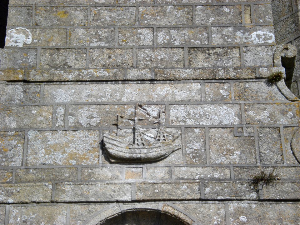 Église_Saint-Raymond_d'Audierne,_bateau_en_relief_au-dessus_la_porte