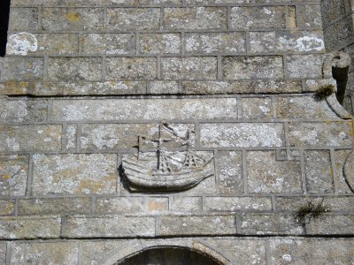Église_Saint-Raymond_d'Audierne,_bateau_en_relief_au-dessus_la_porte