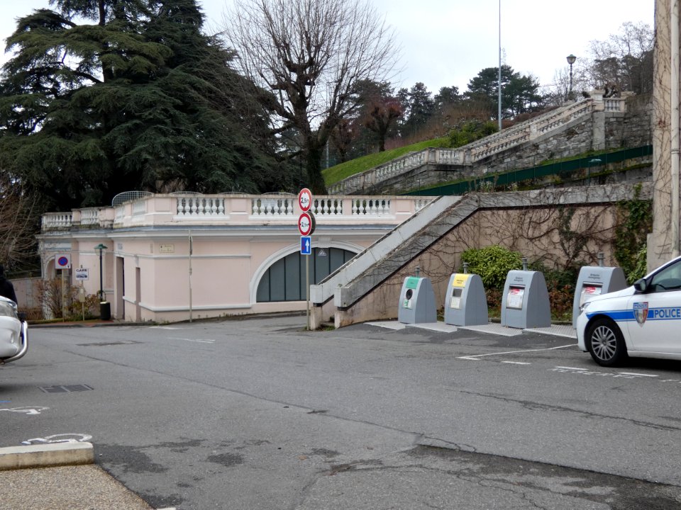 Évian-les-Bains_-_Avenue_des_Sources_-_Arrêt_du_funiculaire_au_début_du_chemin_du_Nant_d'Enfer