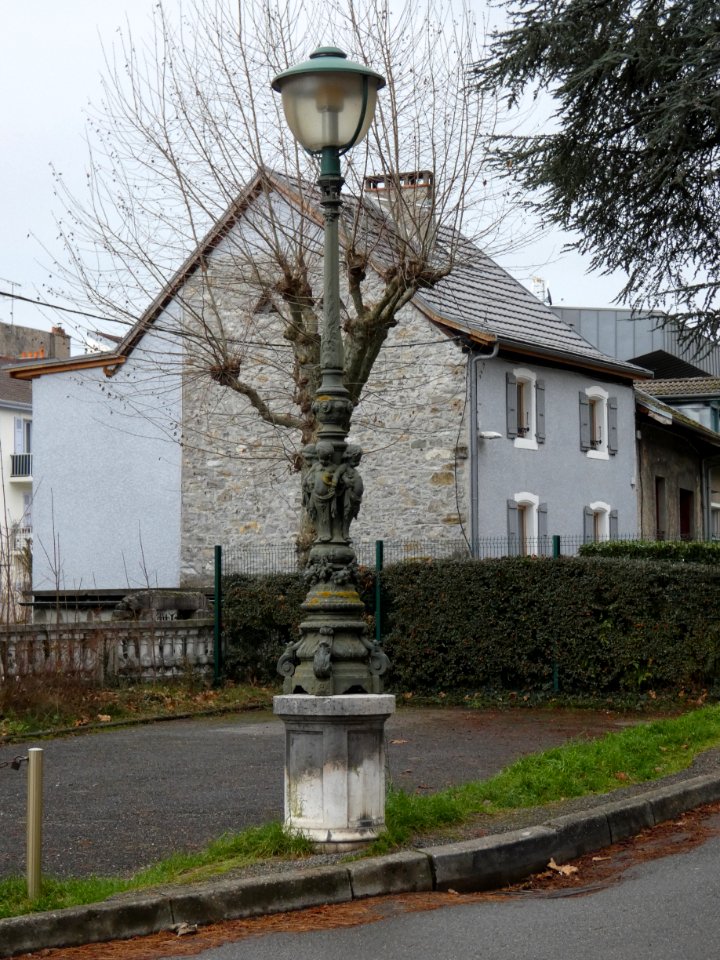 Évian-les-Bains_-_Avenue_des_Sources_-_Lampadaire_aux_anges