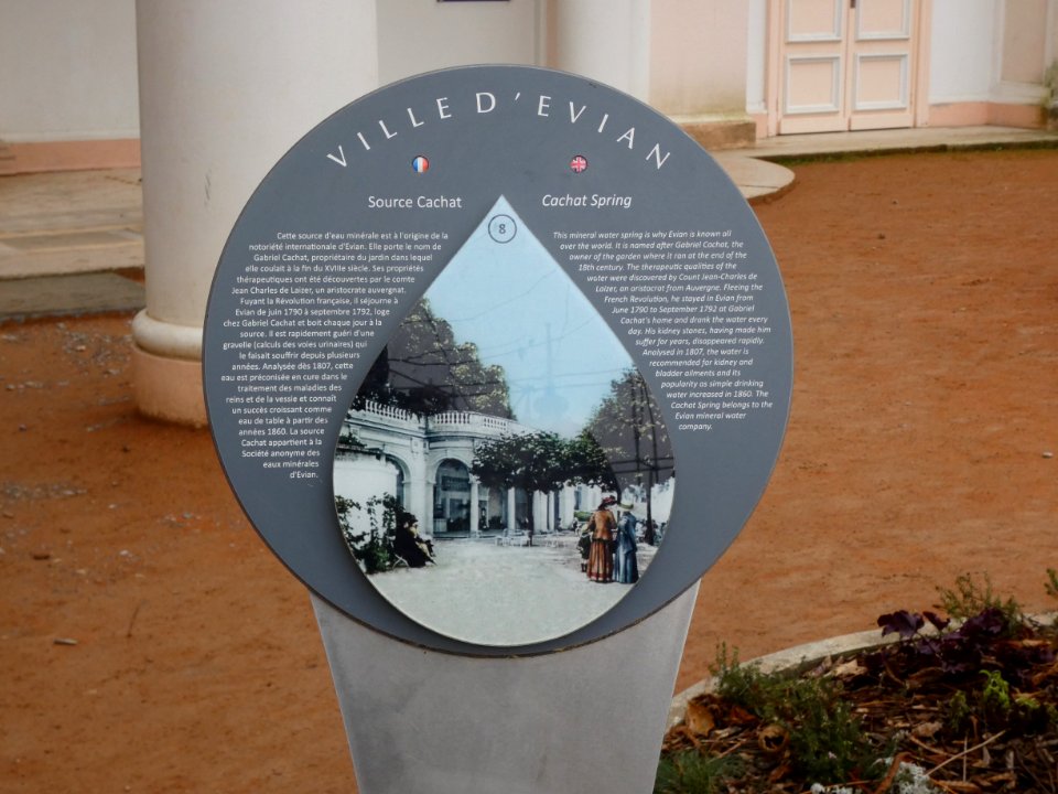 Évians-les-Bains_-_Buvette_Cachat_-_Fontaine_extérieure_-_Plaque_descriptive