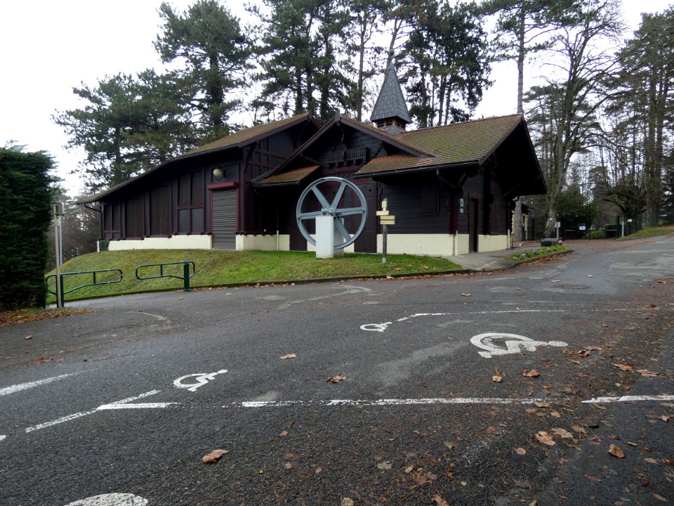 Évian-les-Bains_-_Funiculaire_-_Station_Neuvecelle_-_Bâtiment_avec_roue
