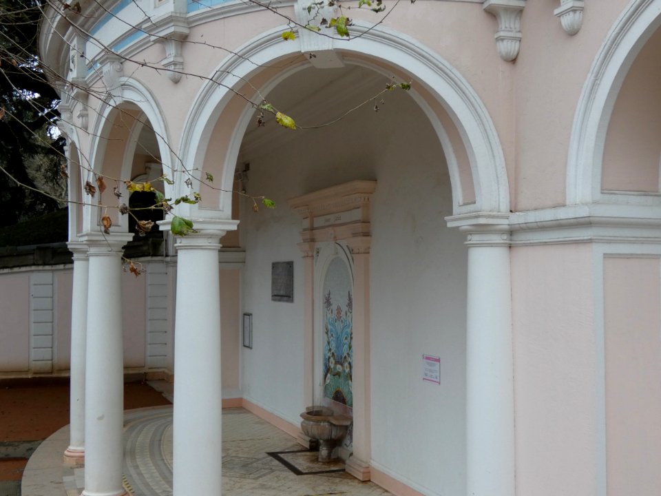 Évians-les-Bains_-_Buvette_Cachat_-_Fontaine_extérieure_-_Arches