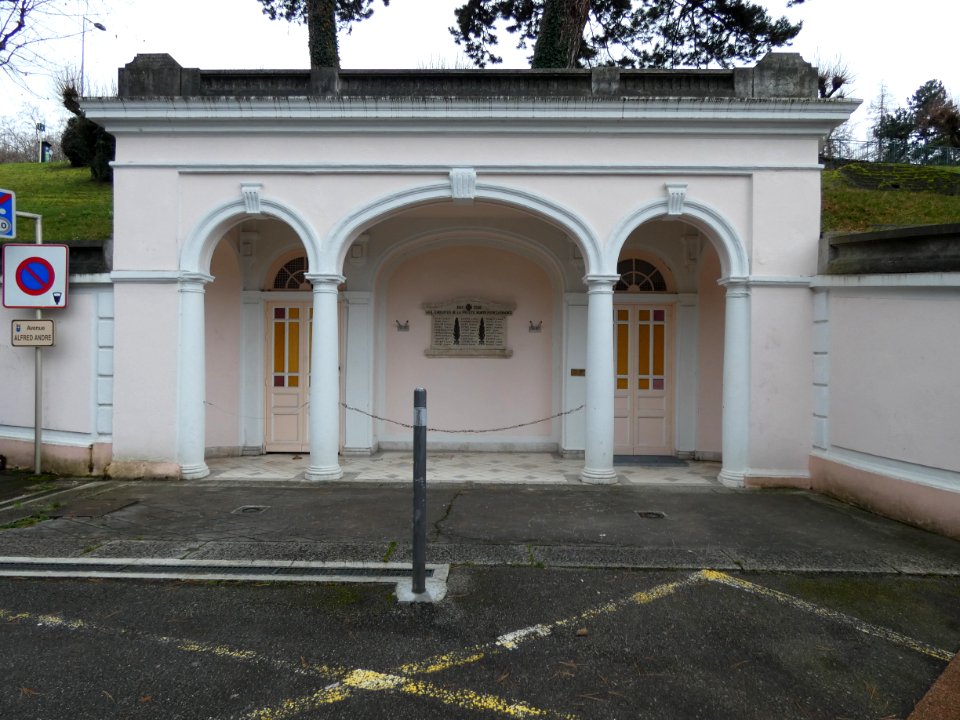 Évians-les-Bains_-_Buvette_Cachat_-_Monument_aux_morts