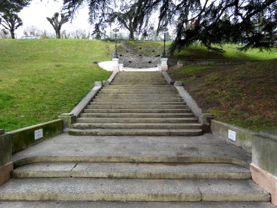 Évian-les-Bains_-_Avenue_des_Sources_-_Escalier_de_la_source_Cachat photo