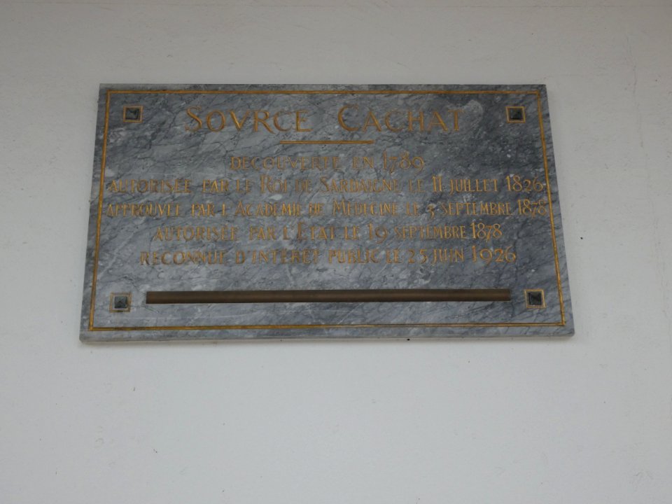Évians-les-Bains_-_Buvette_Cachat_-_Fontaine_extérieure_-_Plaque_découverte_en_1789