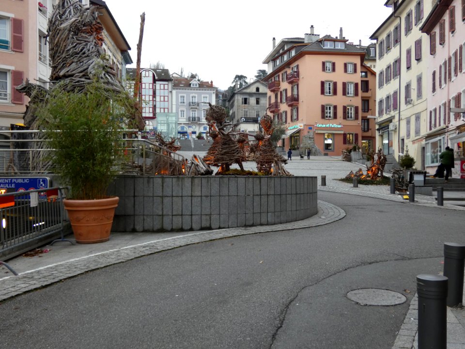 Évian-les-Bains_-_Avenue_de_Narvik_-_En_arrivant_place_Charles_de_Gaulle