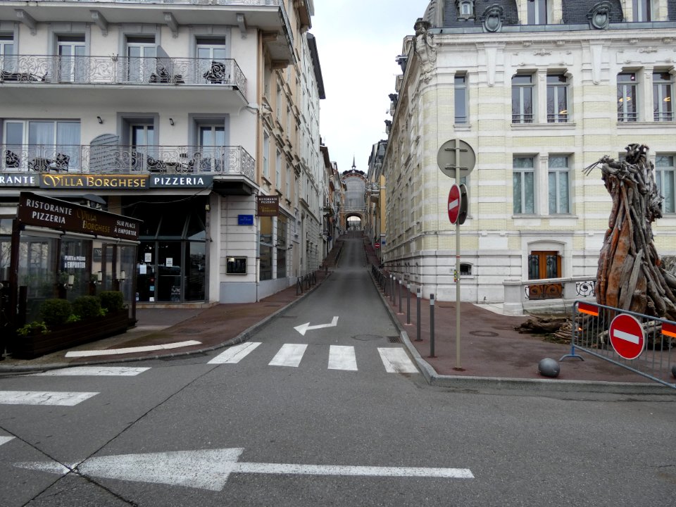 Évian-les-Bains_-_Rue_Gustave_et_Pierre_Girod_-_Depuis_le_quai_Charles-Albert_Besson
