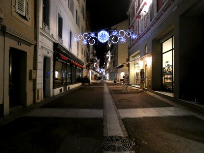 Évian-les-Bains_-_Rue_Nationale_-_De_nuit