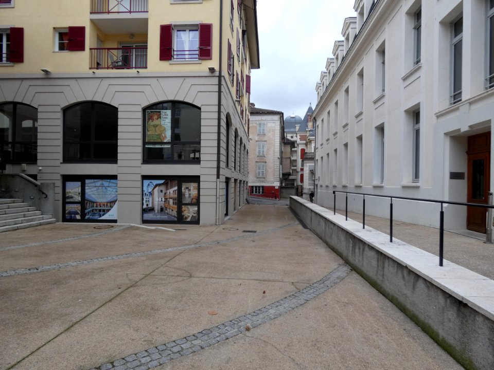 Évian-les-Bains_-_Rue_du_Port_-_Vers_l'ouest_depuis_la_médiathèque