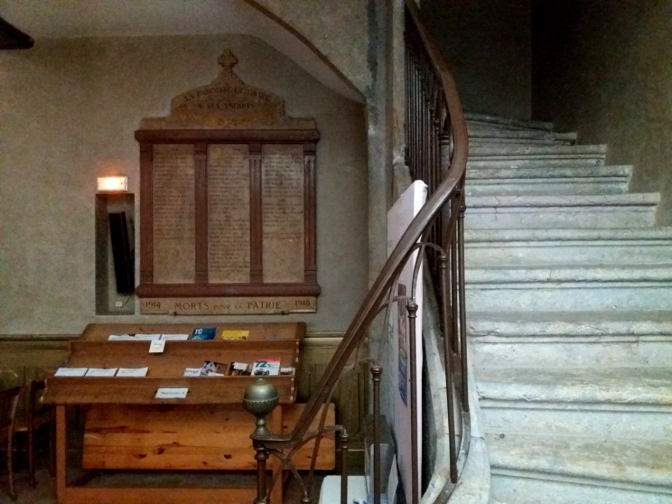 Église_Saint-Romain_de_Caluire-et-Cuire_-_Monument_aux_morts_et_escalier