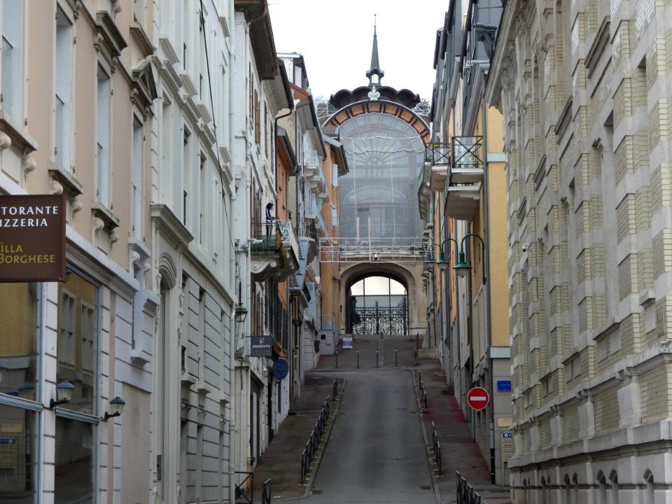 Évian-les-Bains_-_Rue_Gustave_et_Pierre_Girod_-_Vue_sur_la_source_Cachat