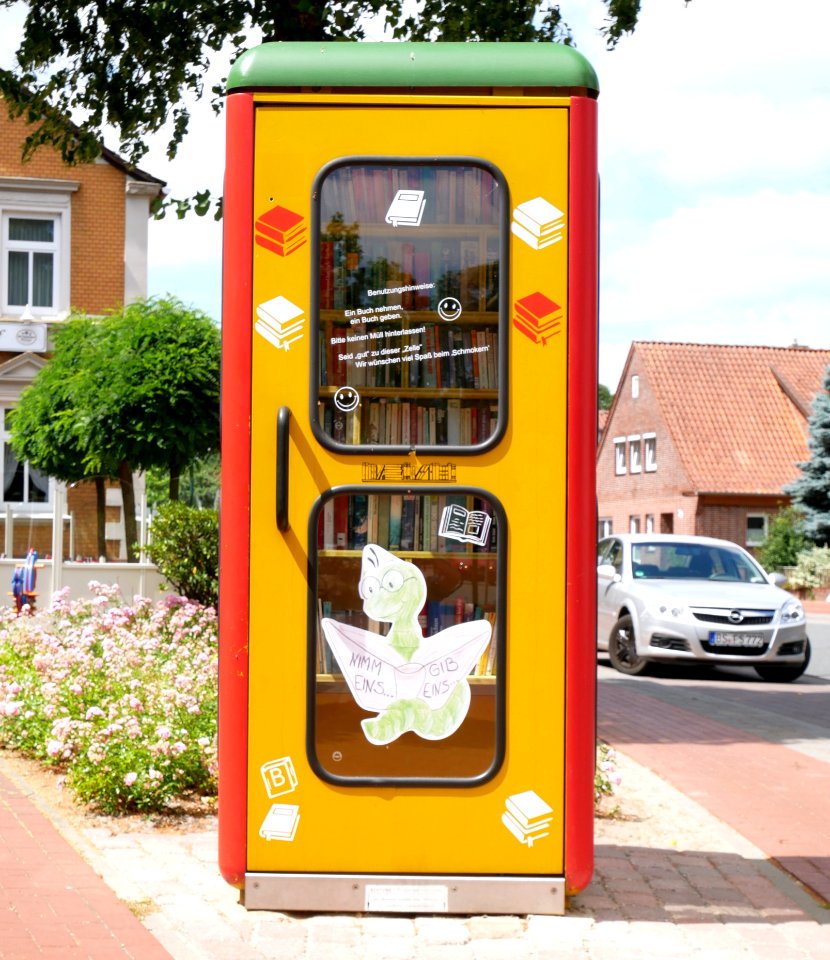 Öffentlicher_Bücherschrank,_Neuenkirchen,_Heidekreis,_2018-07