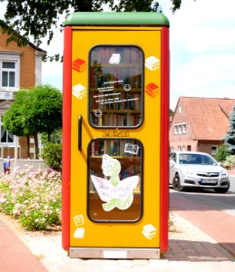 Öffentlicher_Bücherschrank,_Neuenkirchen,_Heidekreis,_2018-07