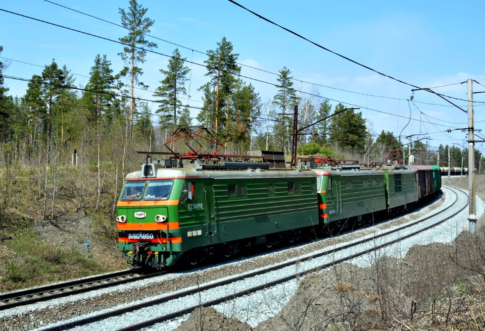 ВЛ10К-1850,_Россия,_Челябинская_область,_перегон_Ай_-_Тундуш_(Trainpix_161723)