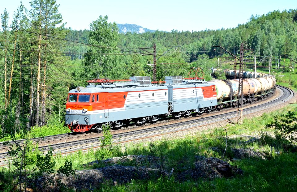 ВЛ10У-1028,_Russia,_Chelyabinsk_region,_Khrebet_-_Syrostan_stretch_(Trainpix_166810)