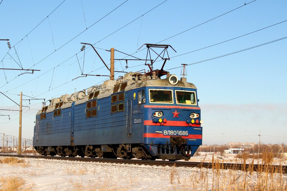 ВЛ80С-1686,_Казахстан,_Карагандинская_область,_перегон_Майкудук_-_Жана_Караганды_(Trainpix_213035)