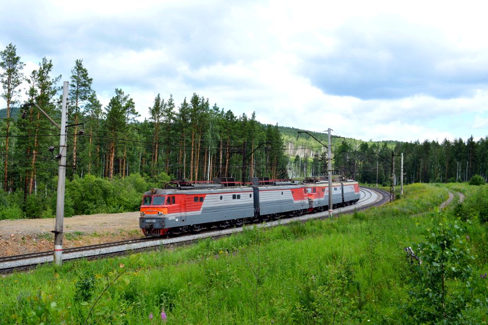 ВЛ10У-196,_Russia,_Chelyabinsk_region,_Syrostan_-_Floysovaya_stretch_(Trainpix_201455)