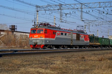 ВЛ10-850,_Россия,_Челябинская_область,_перегон_Тракторострой_-_Челябинск-Главный_(Trainpix_198335)