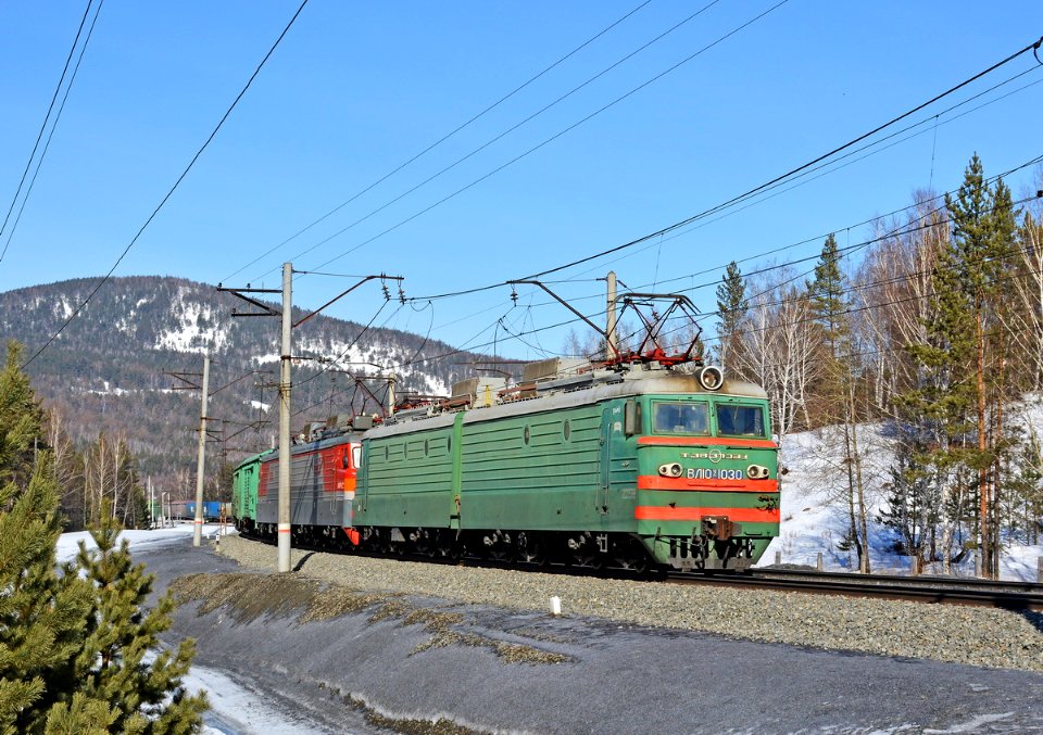 ВЛ10У-1030,_Россия,_Челябинская_область,_перегон_Миасс-I_-_Кисегач_(Trainpix_189205)