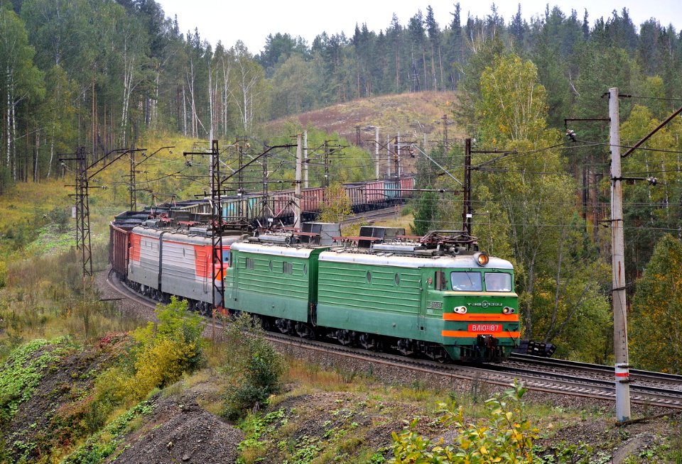 ВЛ10У-187,_Russia,_Chelyabinsk_region,_Syrostan_-_Khrebet_stretch_(Trainpix_174609)
